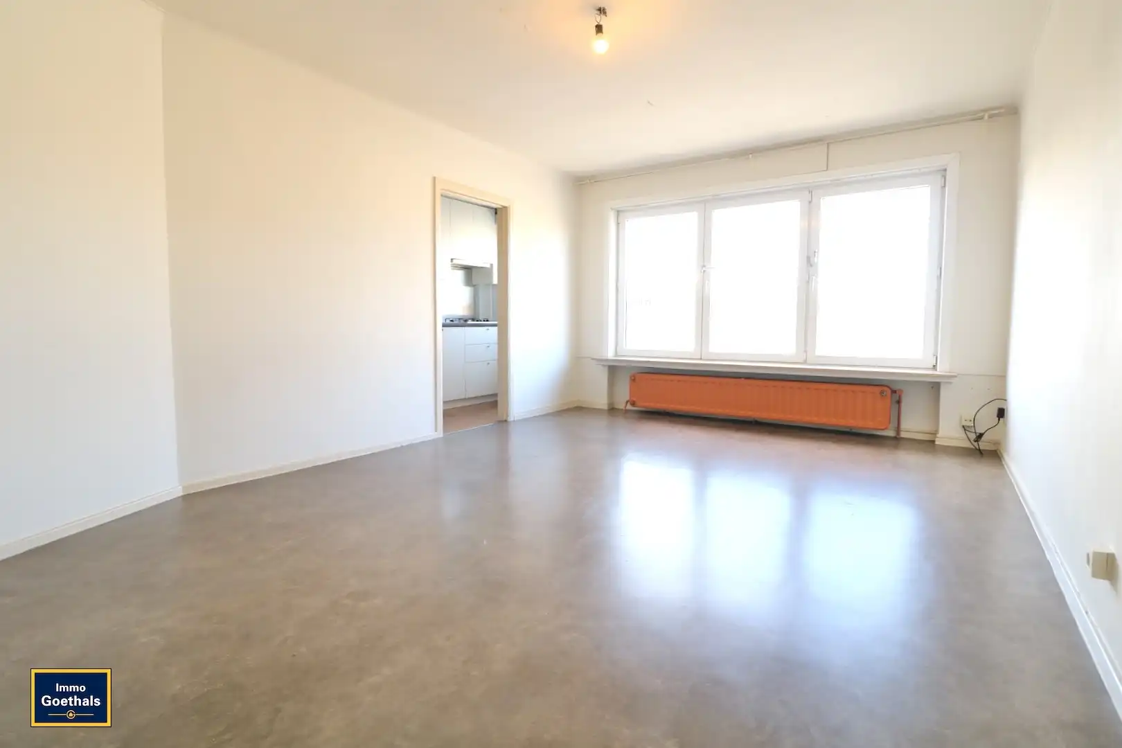 Centraal gelegen appartement met 2 kamers en 1 garage. foto 3