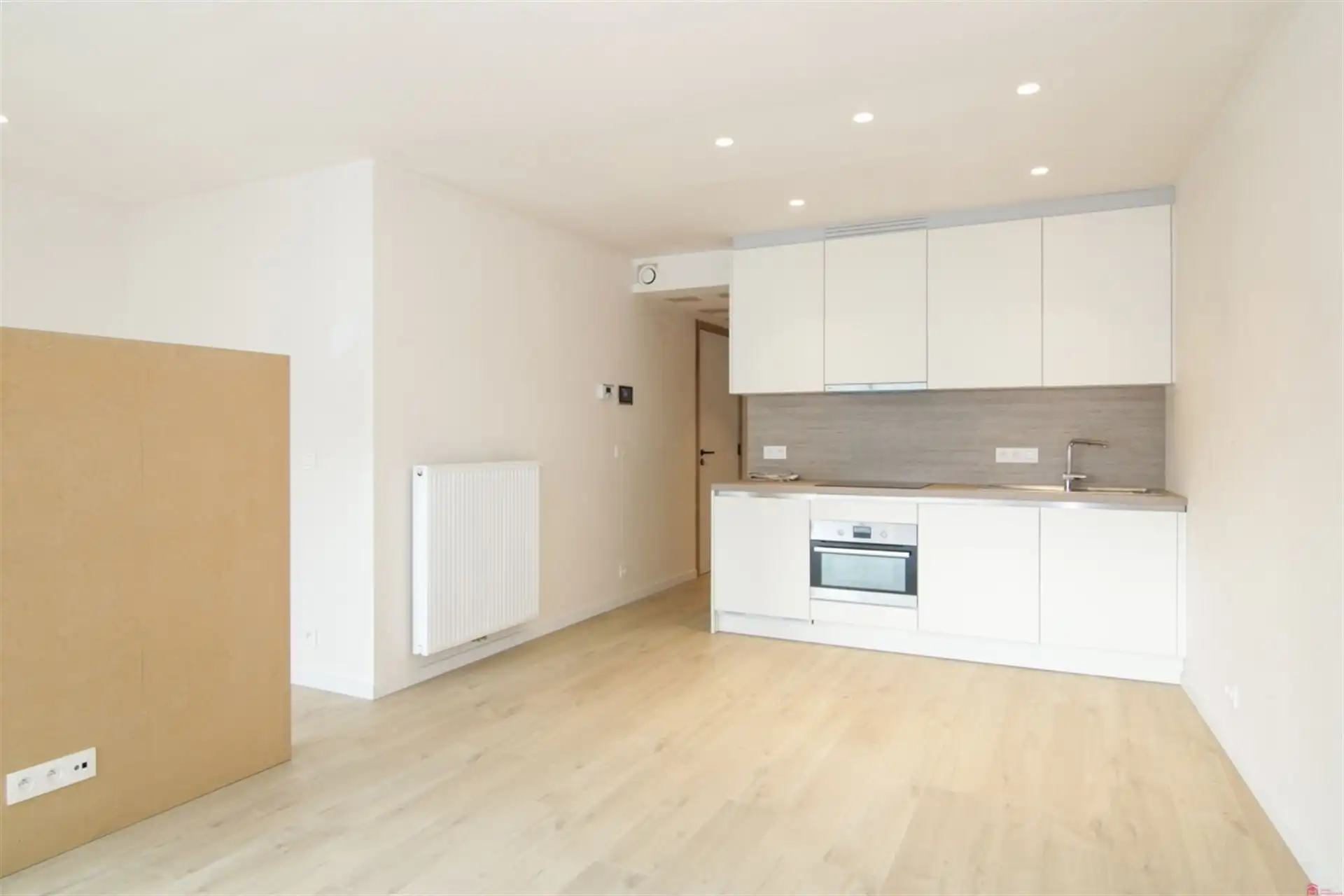 Moderne studio met slaaphoek en zonnig terras in hartje Kortrijk foto 4