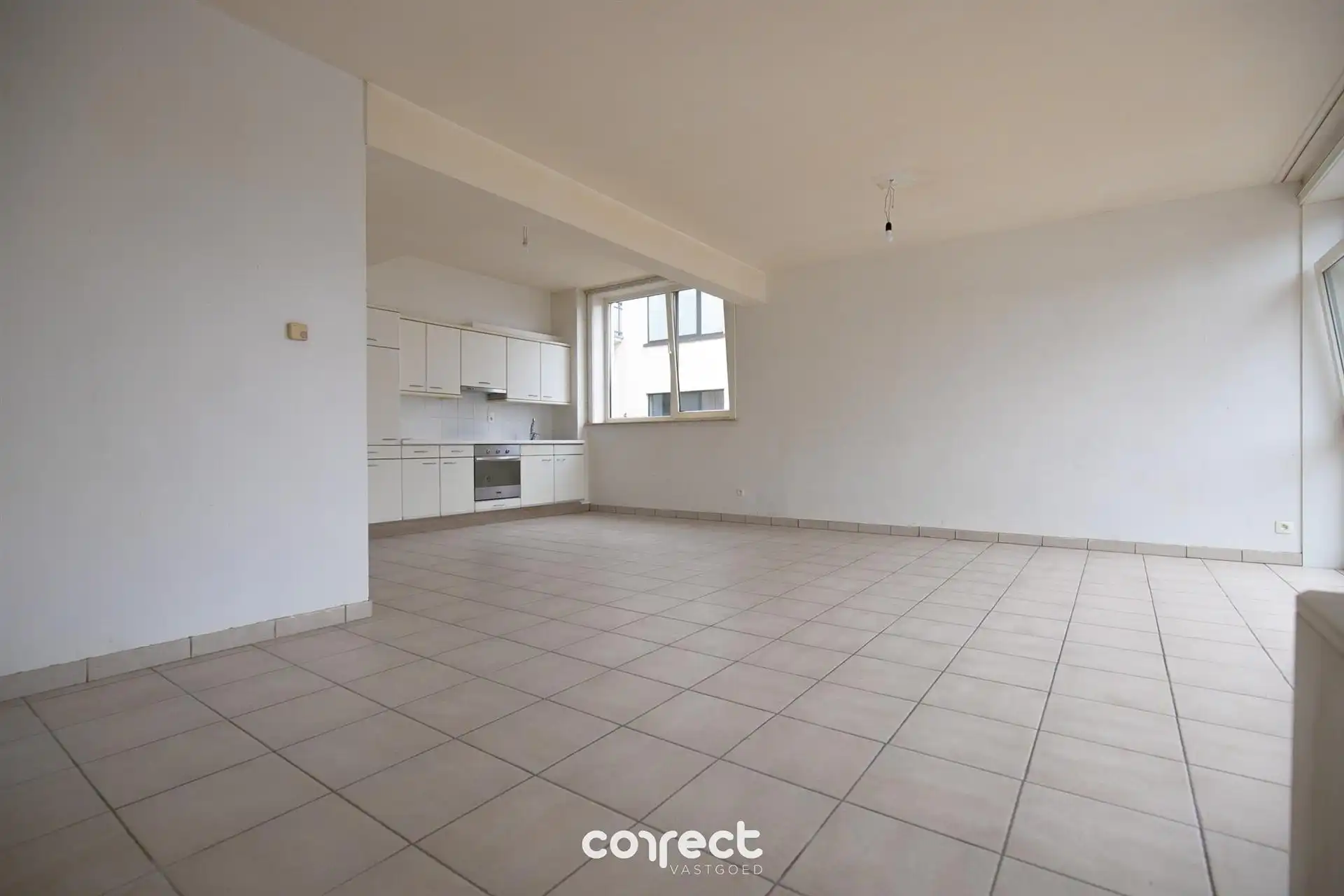 Op te frissen gelijkvloers appartement met 2 slaapkamers. foto 2