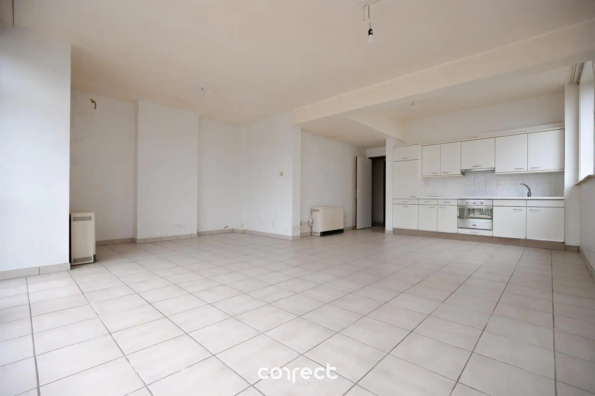 Op te frissen gelijkvloers appartement met 2 slaapkamers. foto 2