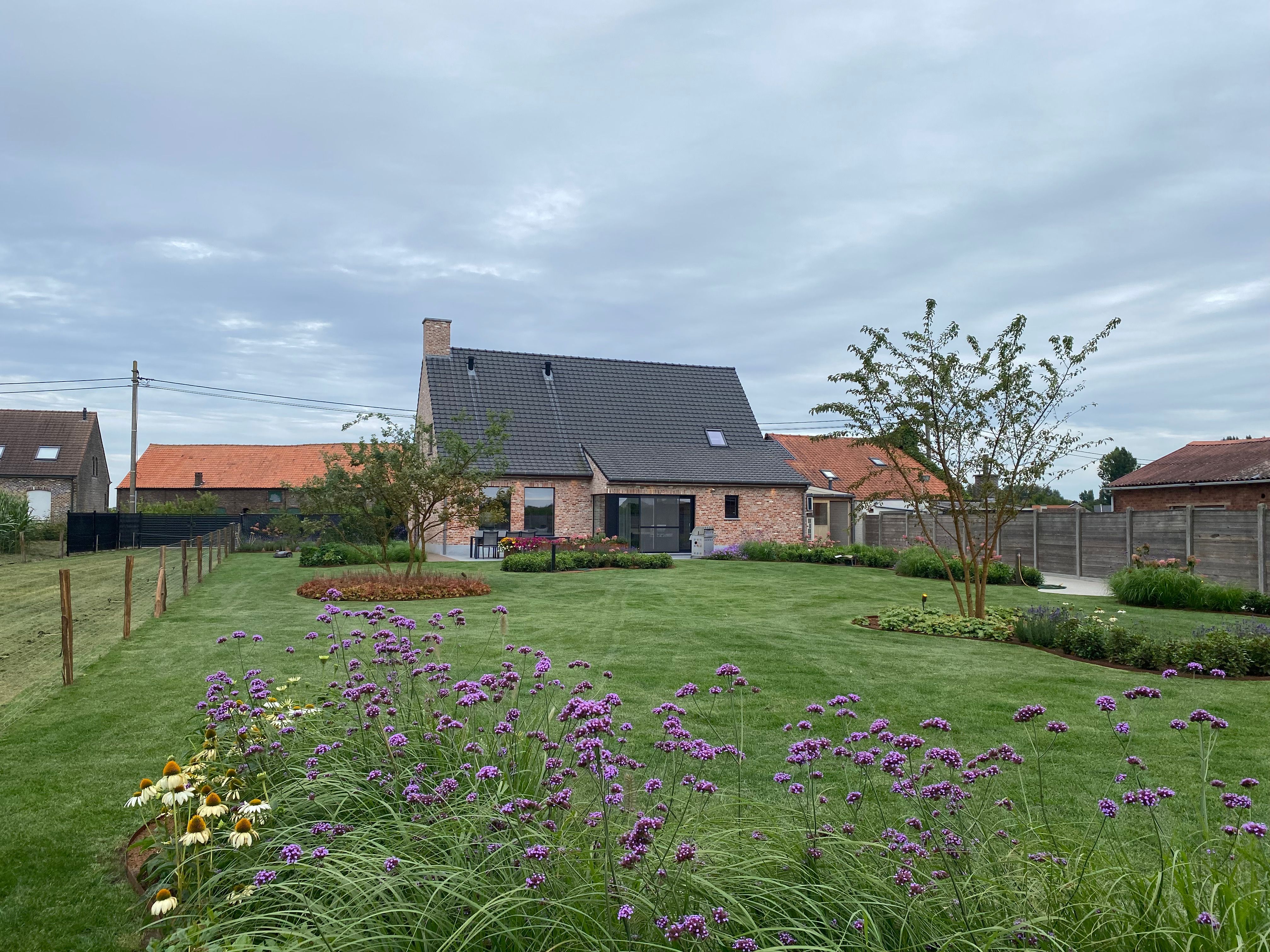 Prachtige ruime woning met garage en verzorgde grote tuin foto {{pictureIndex}}
