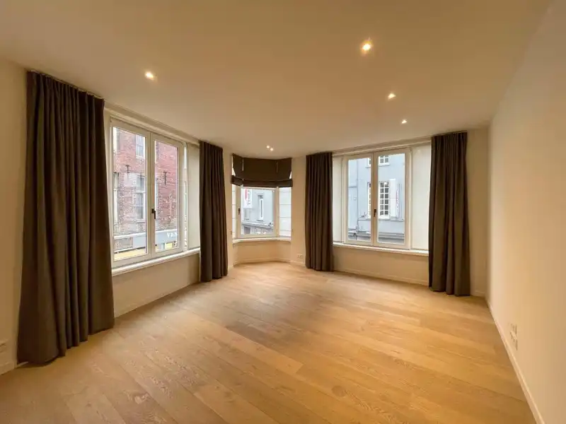 Instapklaar 2-slaapkamer appartement in hartje Kortrijk! foto 3
