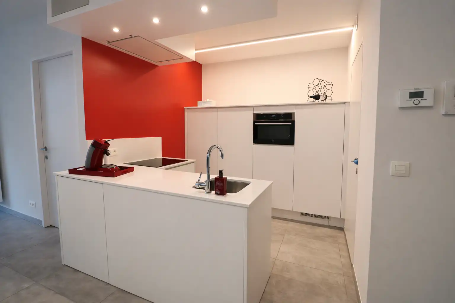 Recent 2-slaapkamerappartement met klassevolle afwerking op de hoek van Onderwijsstraat en Descampsstraat. foto 4