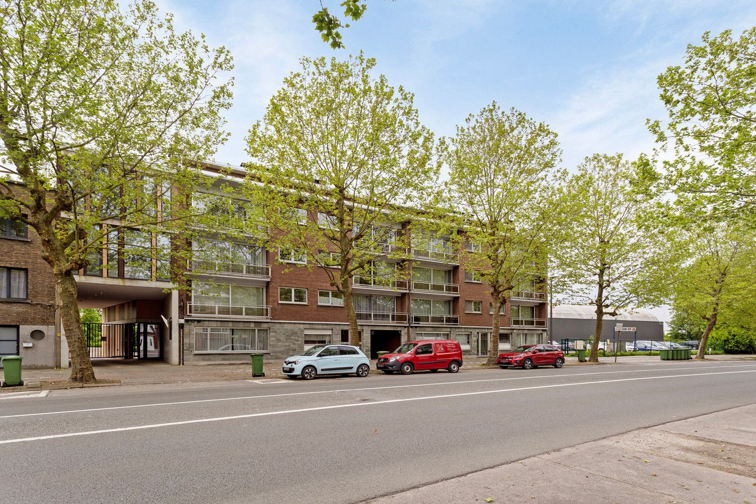 Instapklaar trendy appartement op wandelafstand van het Boekenberg Park met 3 slks, ruim terras en garagebox! foto 2