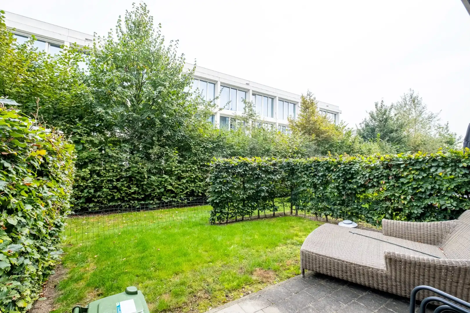 Lichtrijk gelijkvloers appartement met 2 slaapkamers en een gezellig tuintje foto 11