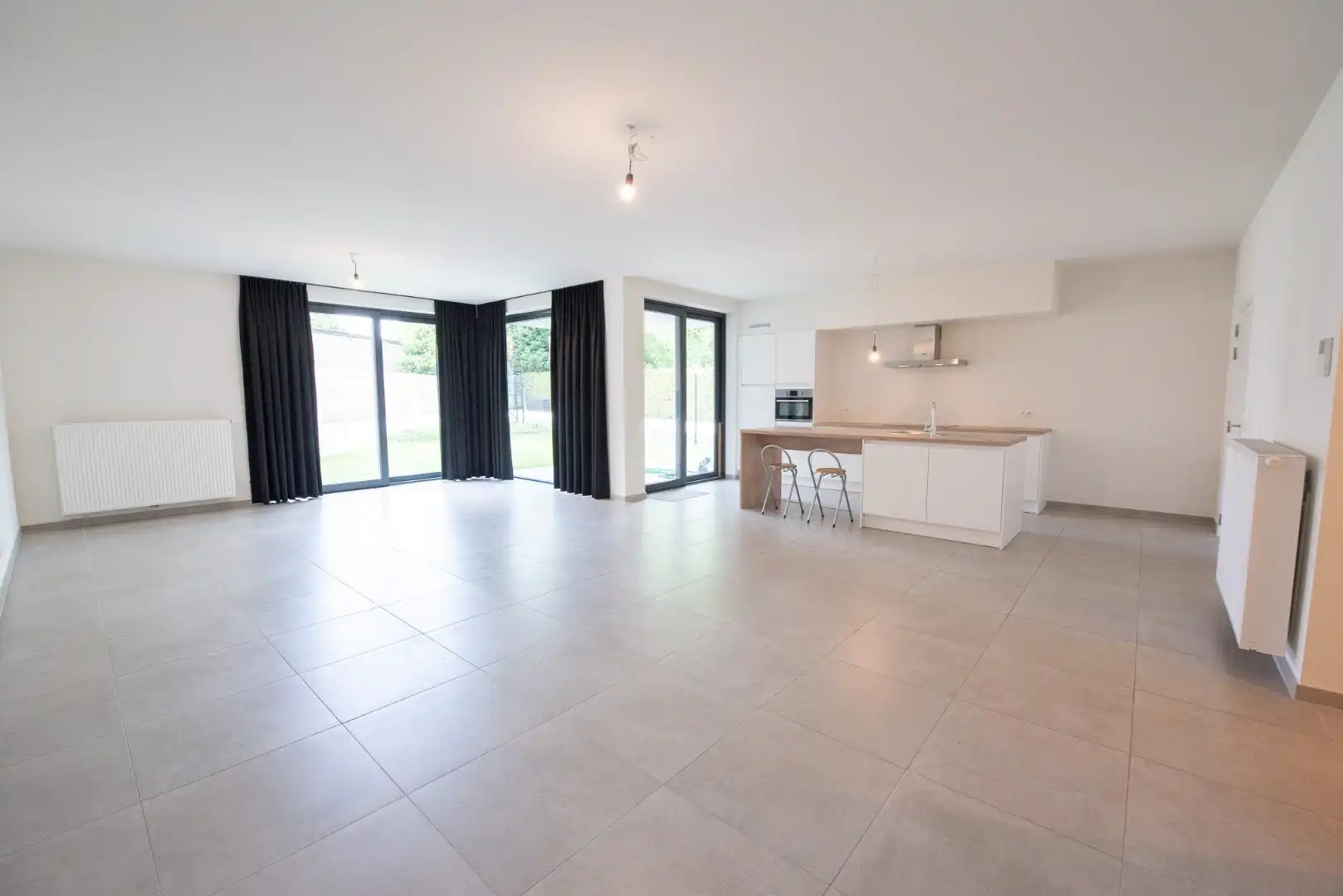 Prachtig gelijkvloers appartement te Sint-Eloois-Vijve met tuintje en overdekt terras.  foto 9