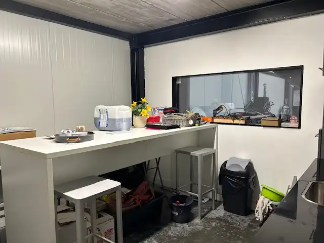 INSTAPKLARE BEDRIJFSUNIT MET KANTOOR EN SANITAIR foto 3