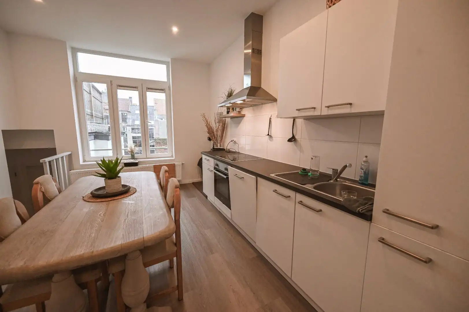 RUIM LICHTRIJK DUPLEX APPARTEMENT MET TERRAS NABIJ CENTRUM  foto 2