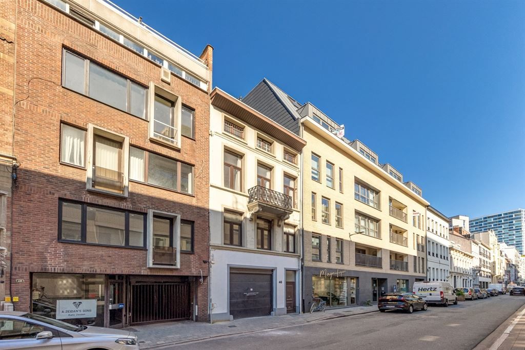 Magazijn pal in de stad met grote woonst foto {{pictureIndex}}