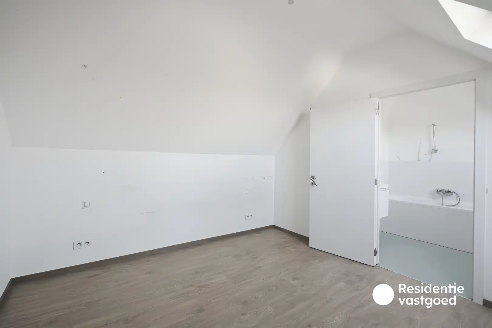 Handelsruimte met woonentiteit en parkeerplaats foto 20