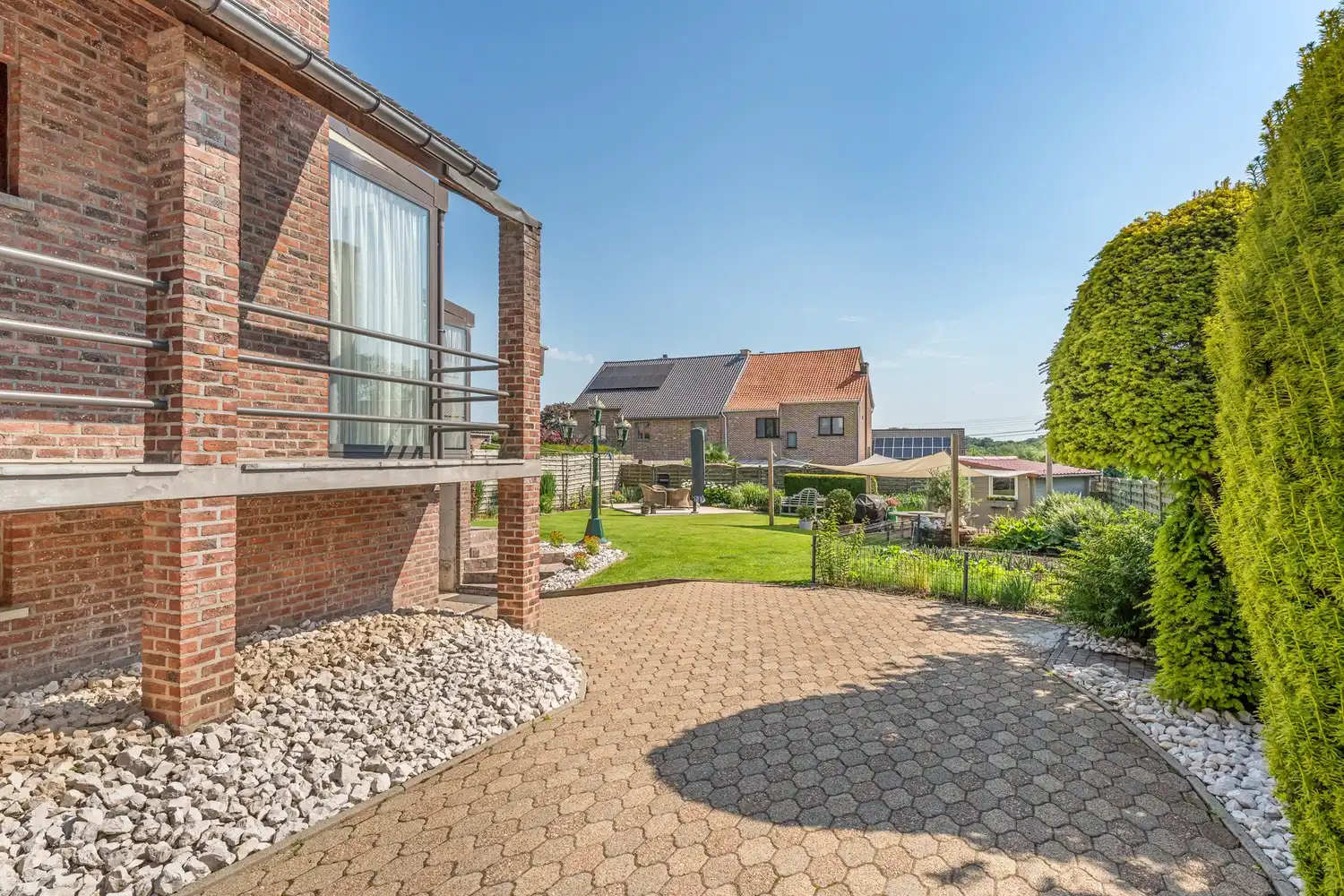 Degelijk onderhouden gezinswoning met 3 slaapkamers, volledig onderkelderd en mooie aangelegde tuin op een perceel van 5a96 ca! foto 16