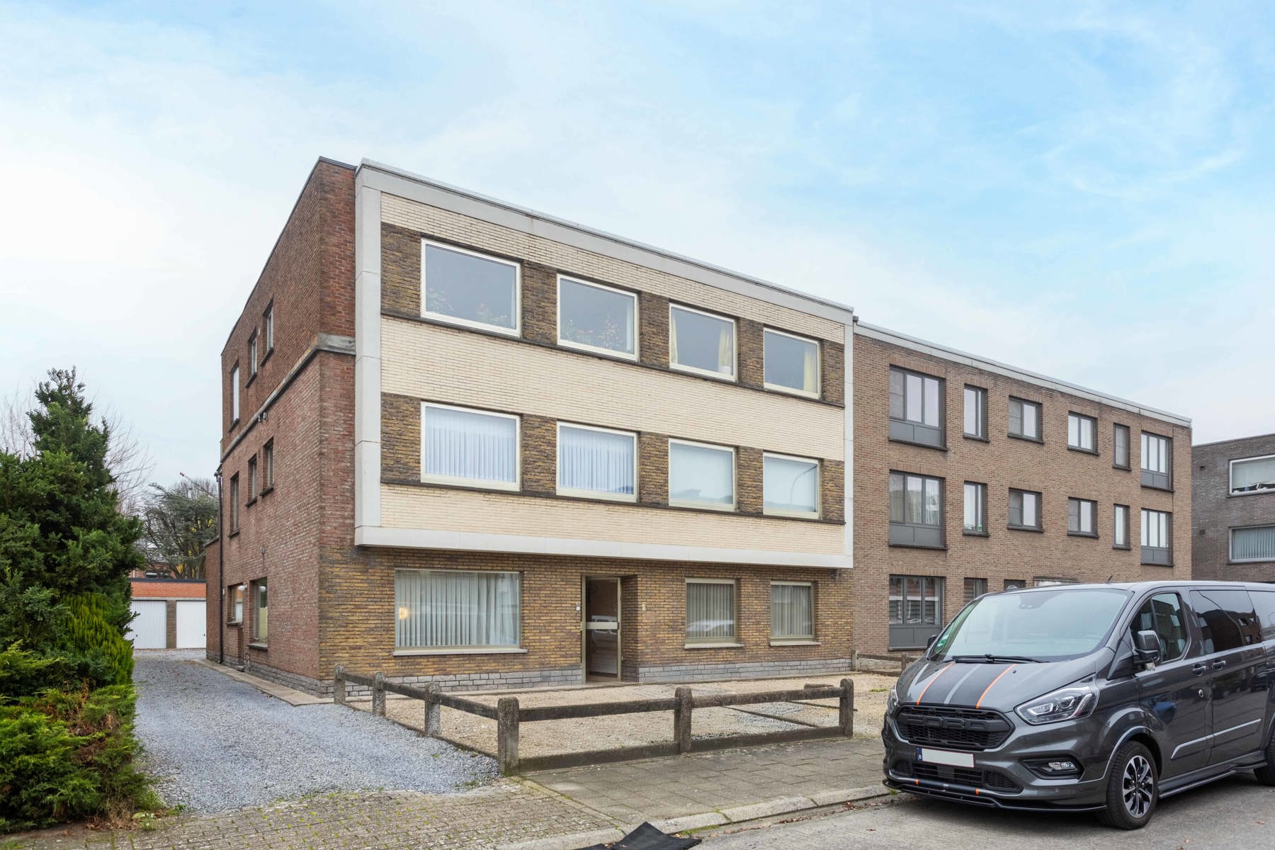 Linkerzijde van appartementsblok met 3 eenheden te Gent foto {{pictureIndex}}