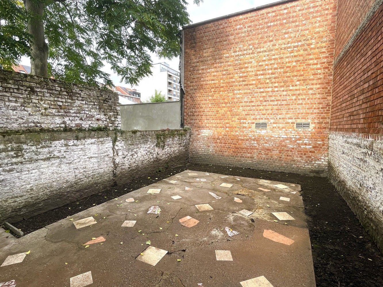 Volledig gerenoveerd, gelijkvloersappartement met 1 kamer en groot terras op een zeer gunstige ligging! foto 10