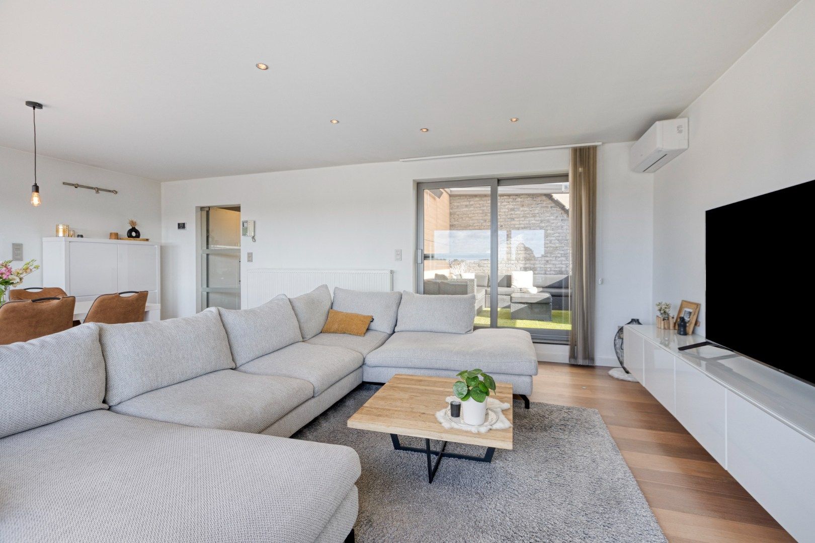 Ruim ingedeeld appartement met zonterrassen in het centrum. foto 4