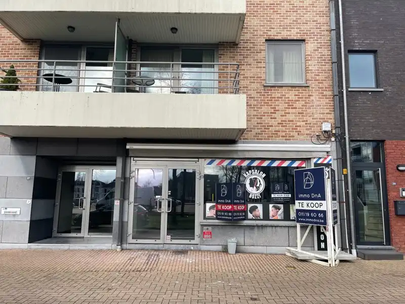 NU IN PRIJS VERLAAGD -> Absolute buitenkans: centraal gelegen handelspand van 200m² in het centrum van Leopoldsburg foto {{pictureIndex}}