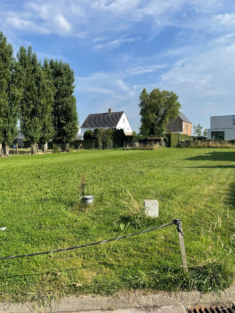 Perceel bouwgrond van 638 m² geschikt voor villabouw te Leffinge. foto 2