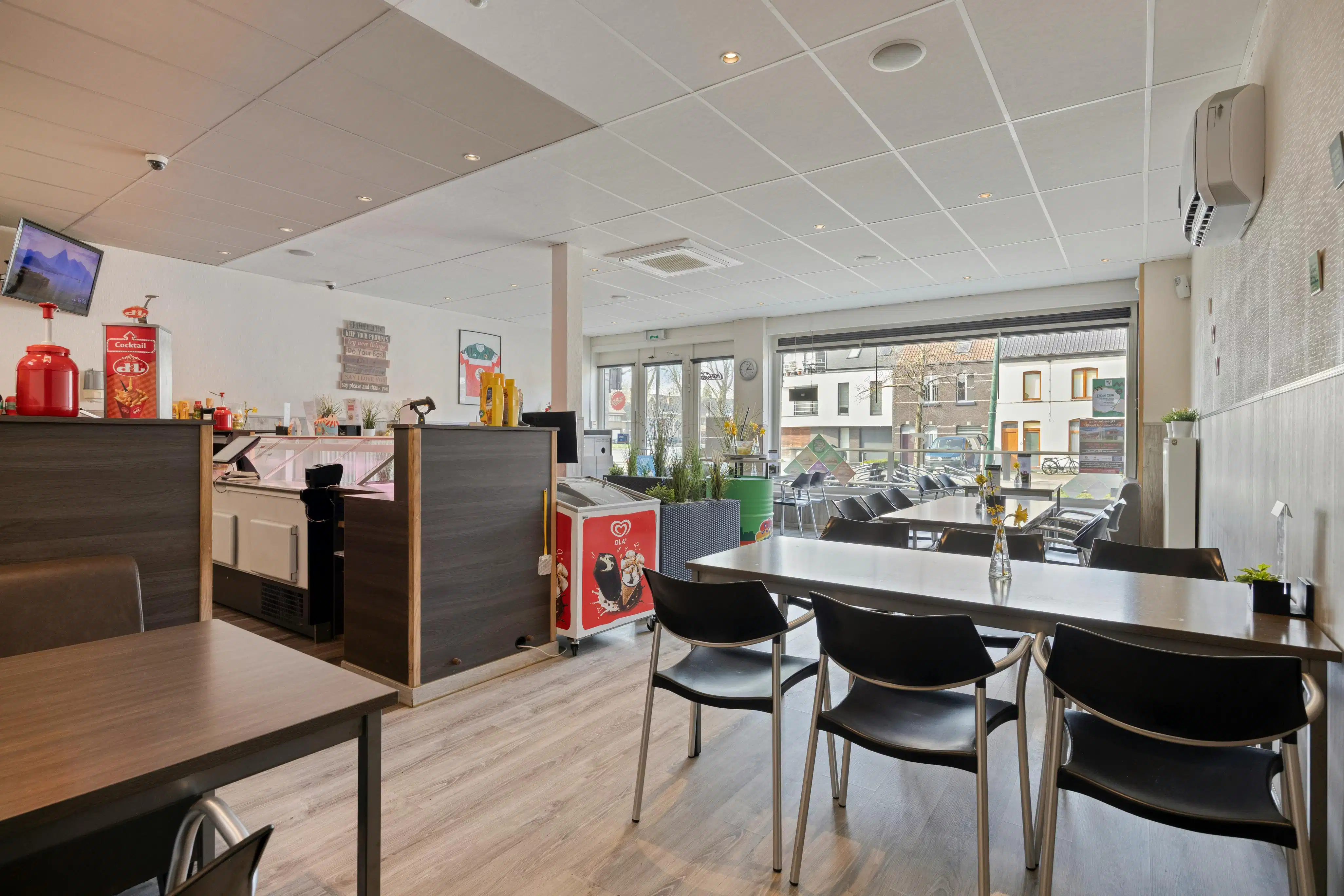 Herenhuis met handelszaak te koop in Kaprijke foto 5
