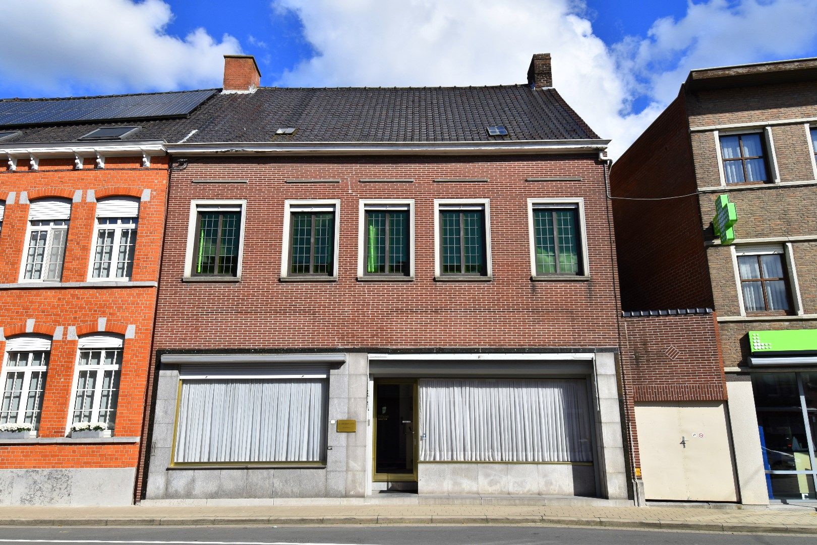 Herenhuis met charme, 4 slaapkamers, garage en tuin te koop in centrum-Gullegem foto 1