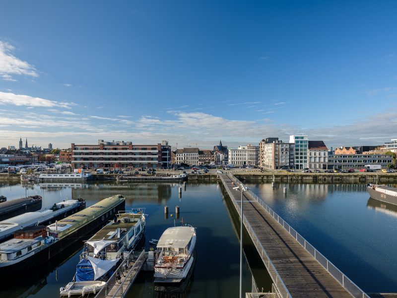 Ruim 2slpk-appartement met zuid-west georiënteerd terras aan de ‘Nieuwe Dokken’. Een appartement met een fenomenaal zicht over het water en de Gentse skyline! foto 2