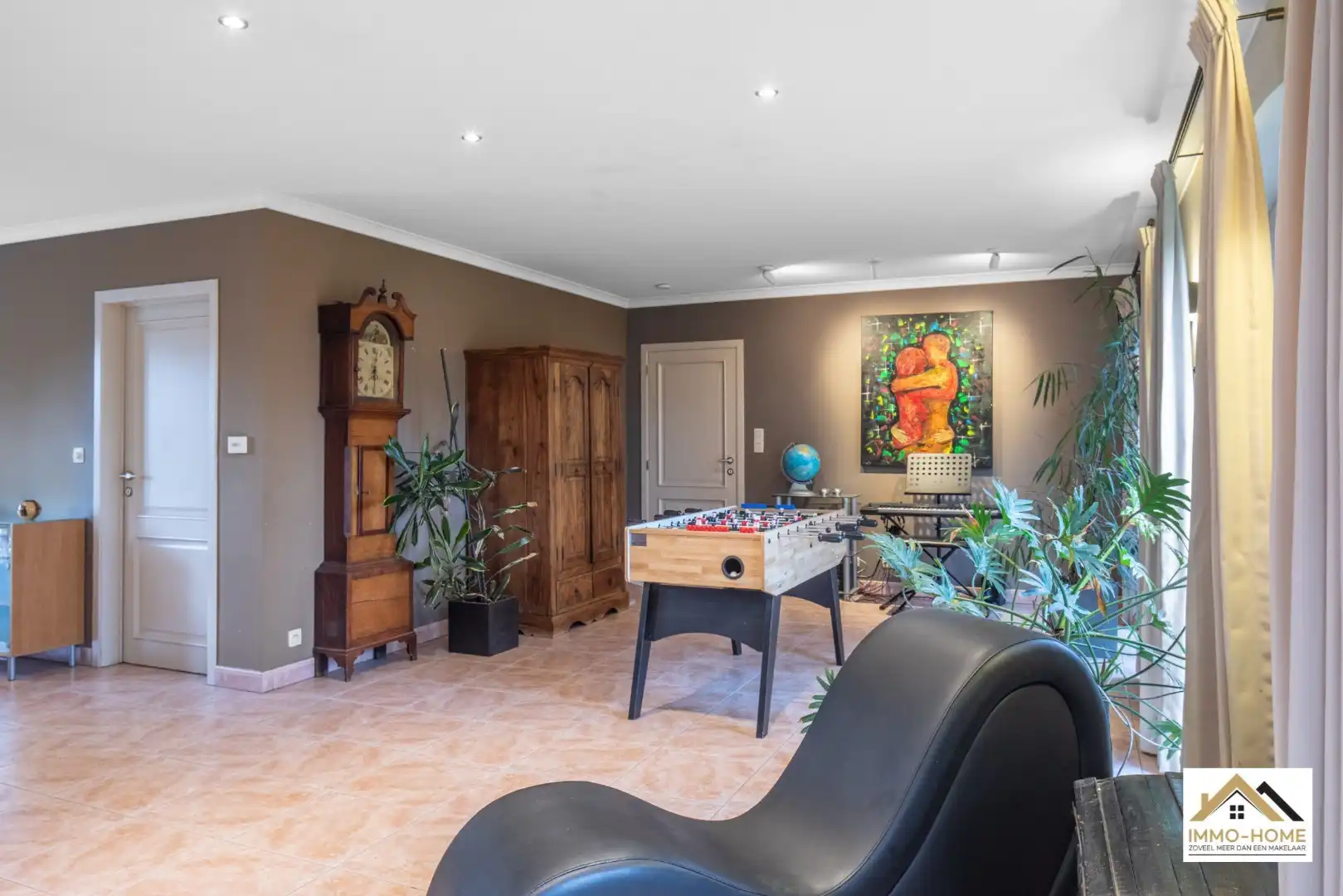 Stijlvolle en ruime villa op toplocatie te Merelbeke  foto {{pictureIndex}}