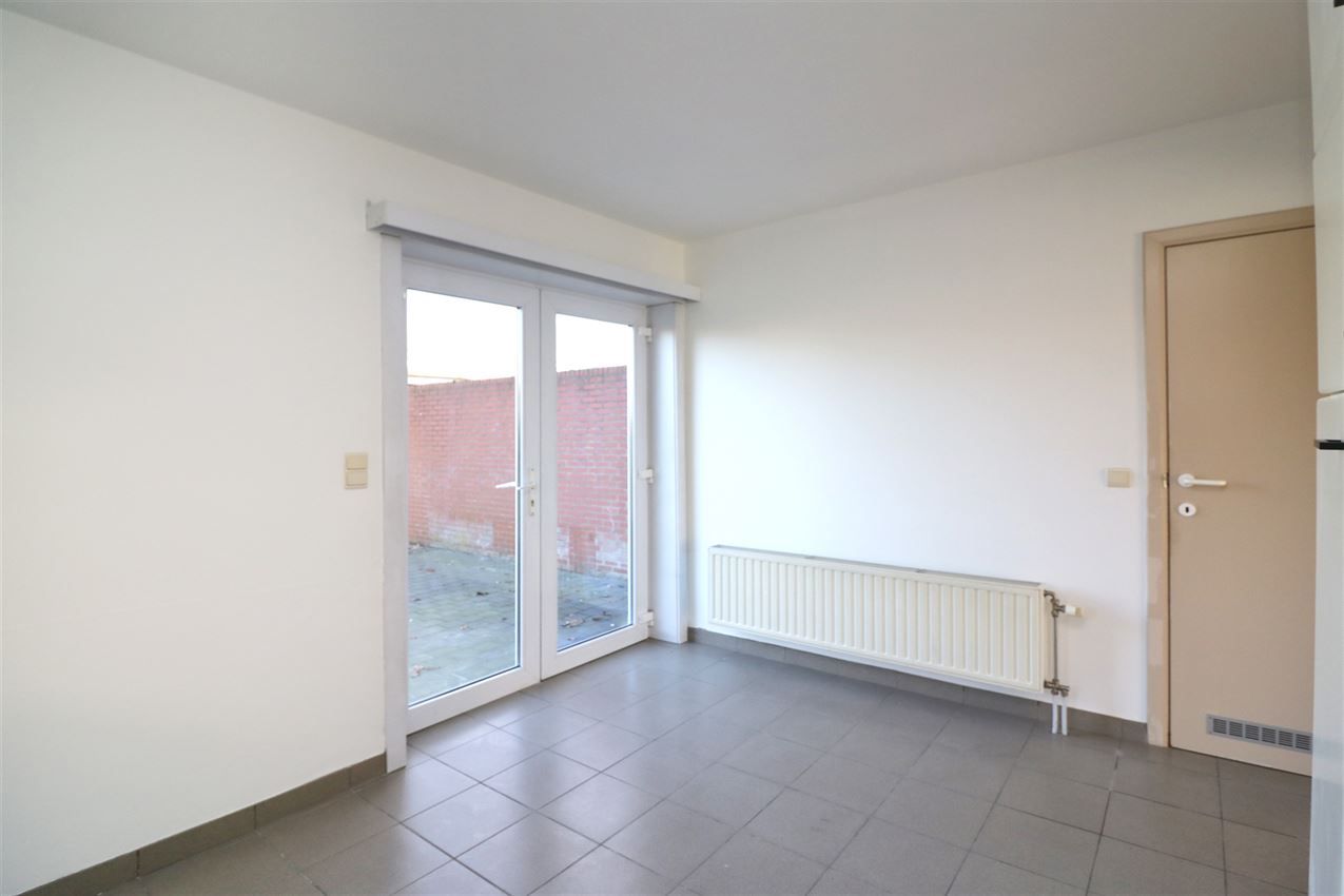 Woning met 2 slpk, terras, autostaanplaats onder de carport foto 38