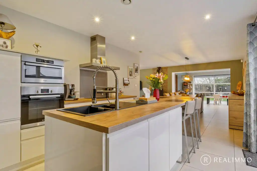 Ruime hedendaagse villa met zwembad in een gegeerde residentiële omgeving foto 10