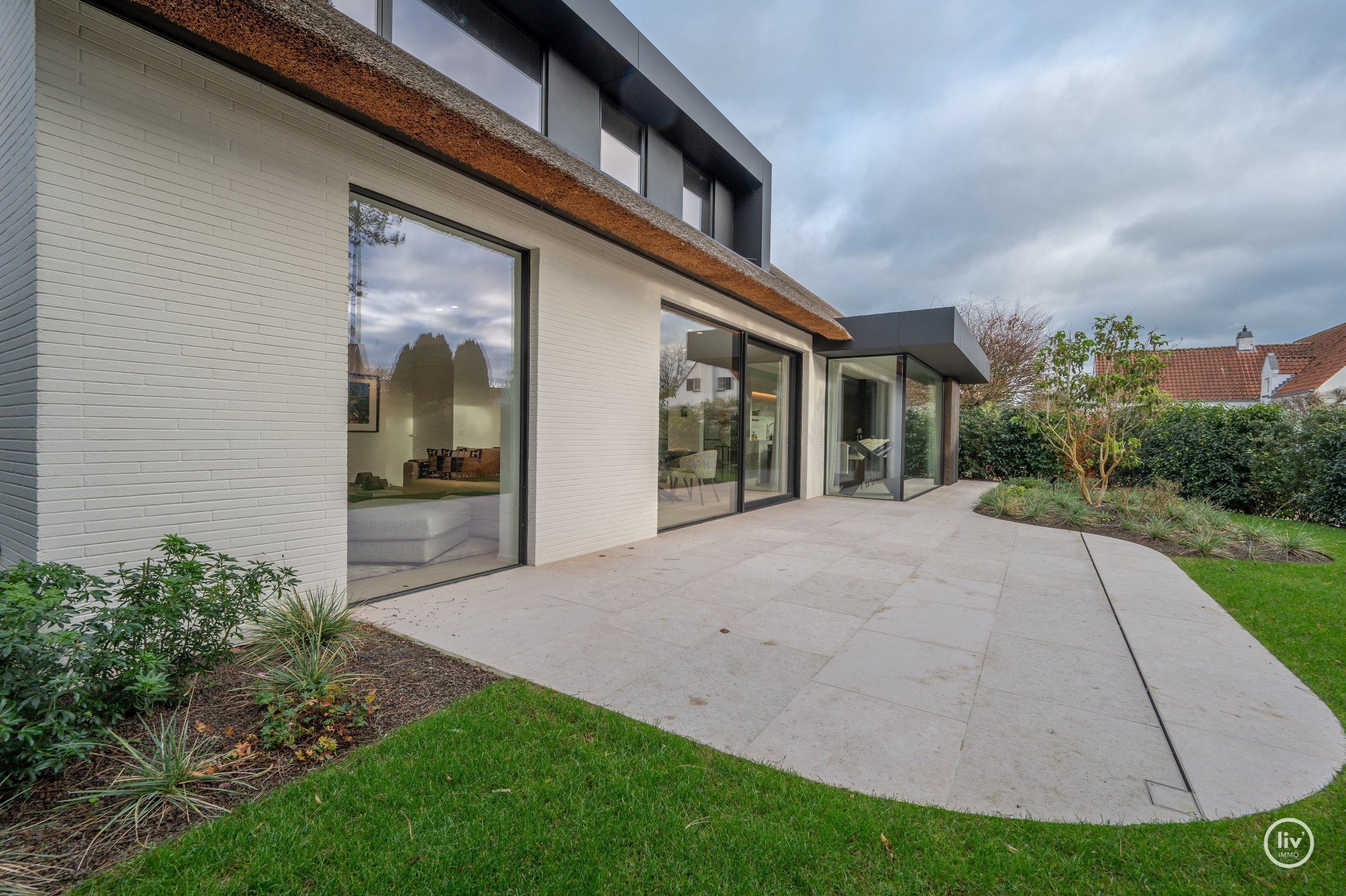 Super charmante villa, compleet gerenoveerd en mooi gelegen in een rustige villawijk op fietsafstand van het centrum van Knokke.  foto 42