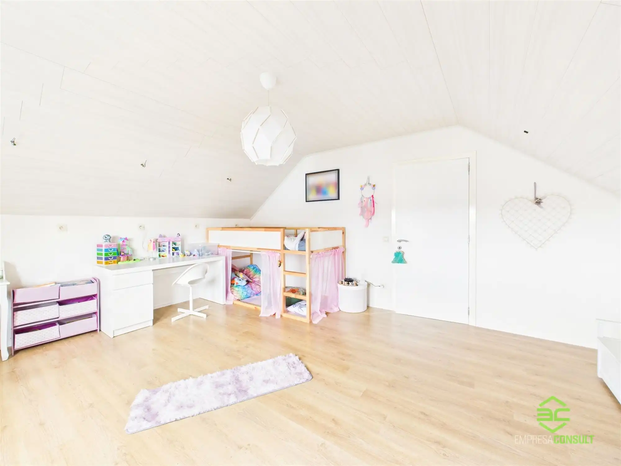 Instapklare gezinswoning met 6slpk en grote aparte garage! foto 27