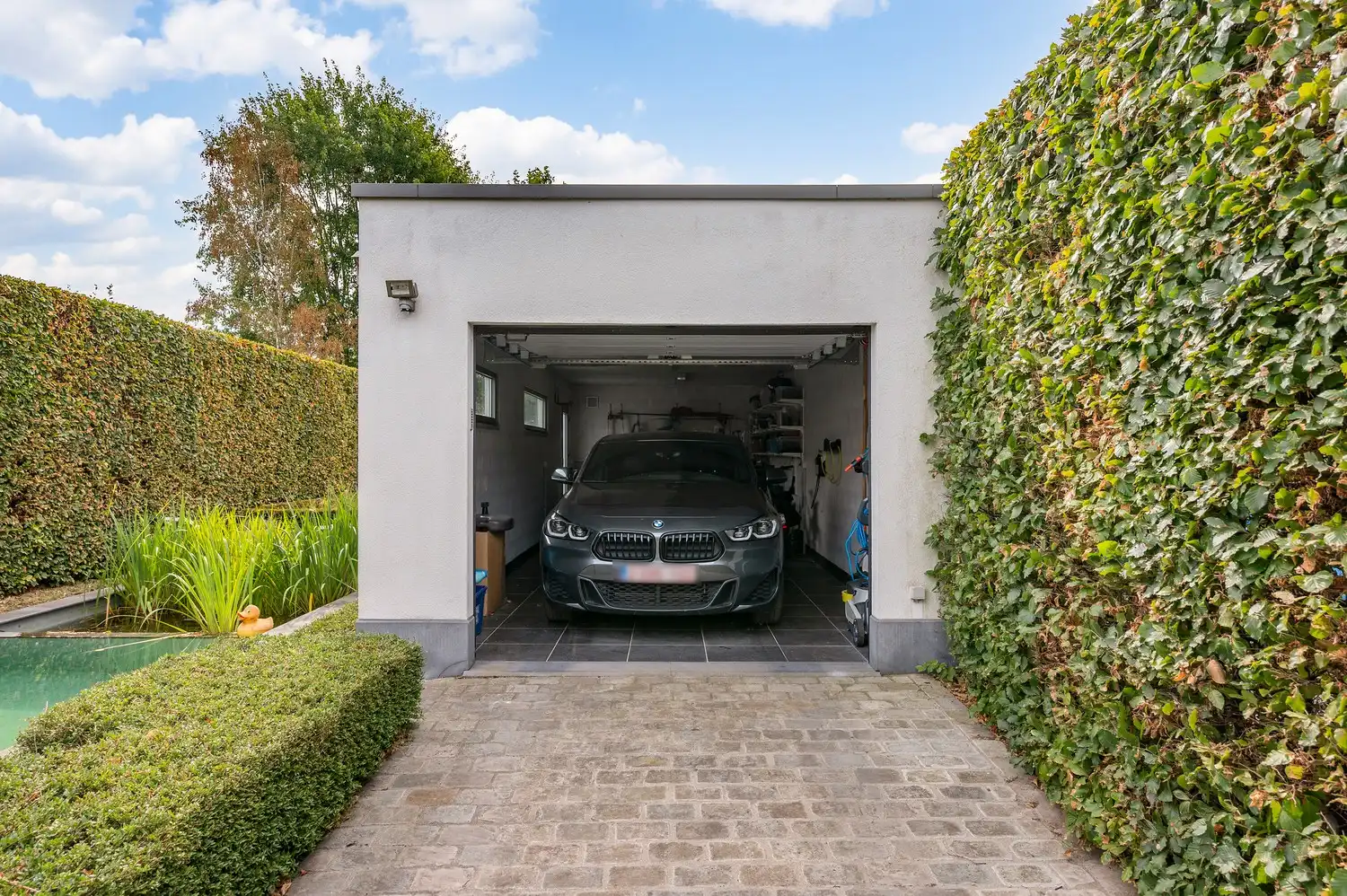 Halfopen woning op toplocatie met zwemvijver en garage. foto 44