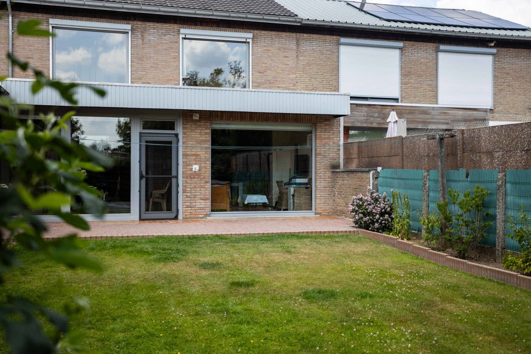 HOB met ruime garage gelegen in een rustige woonwijk foto 24