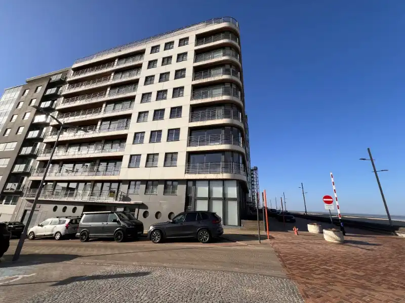 Luxueus appartement met breed terras en zijdelings zeezicht foto {{pictureIndex}}