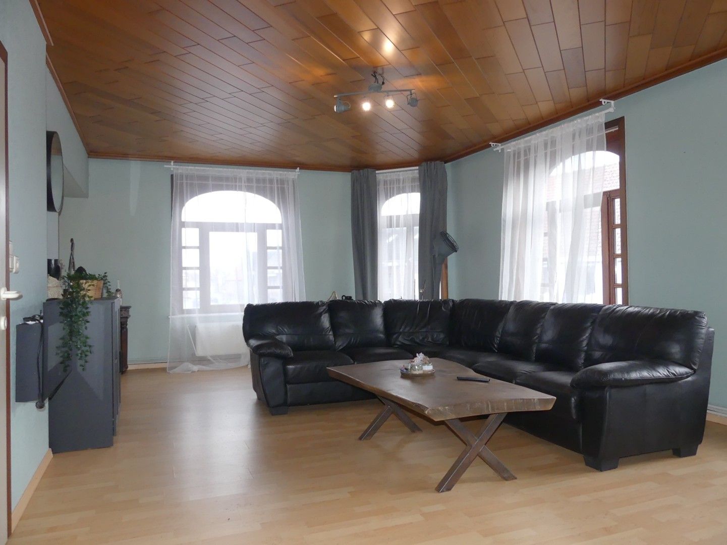 Dorpscafé met woonst, ruime garage en binnenkoer foto 8