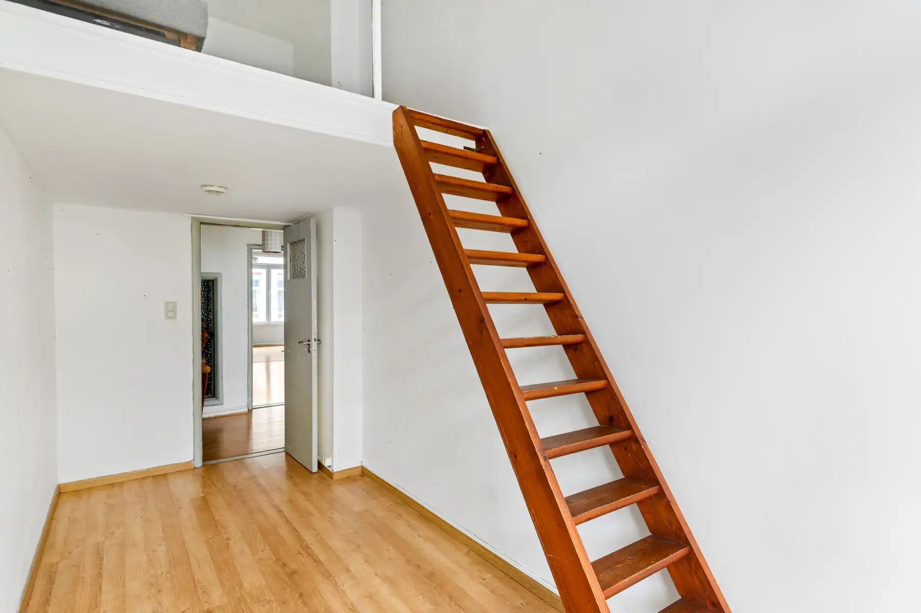 Ruim, centraal gelegen 2 SLK appartement met sterke basis foto 10