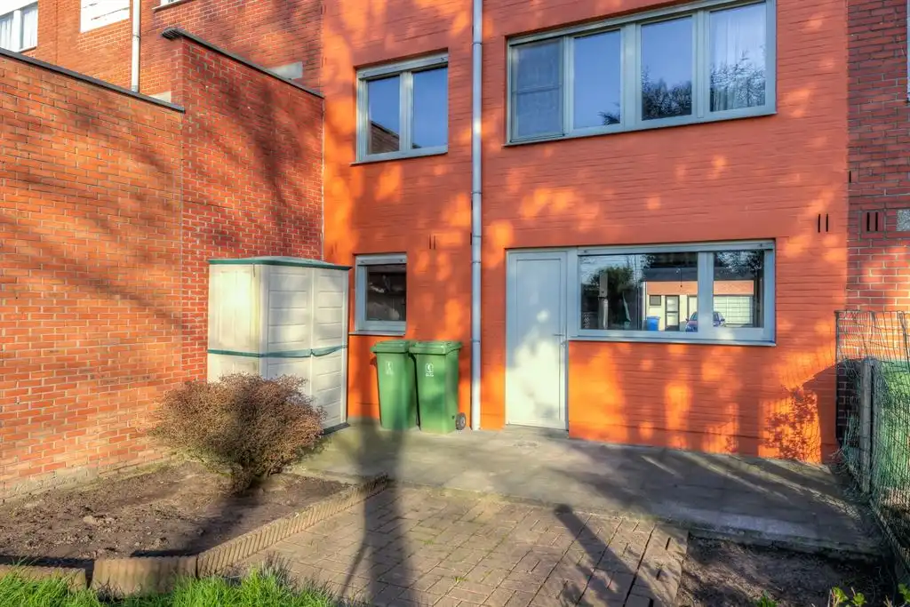 Bel-étage woning met oprit en  ruime tuin foto 16