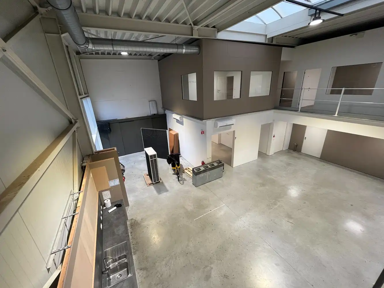 Bedrijfshal met kantoor foto 21