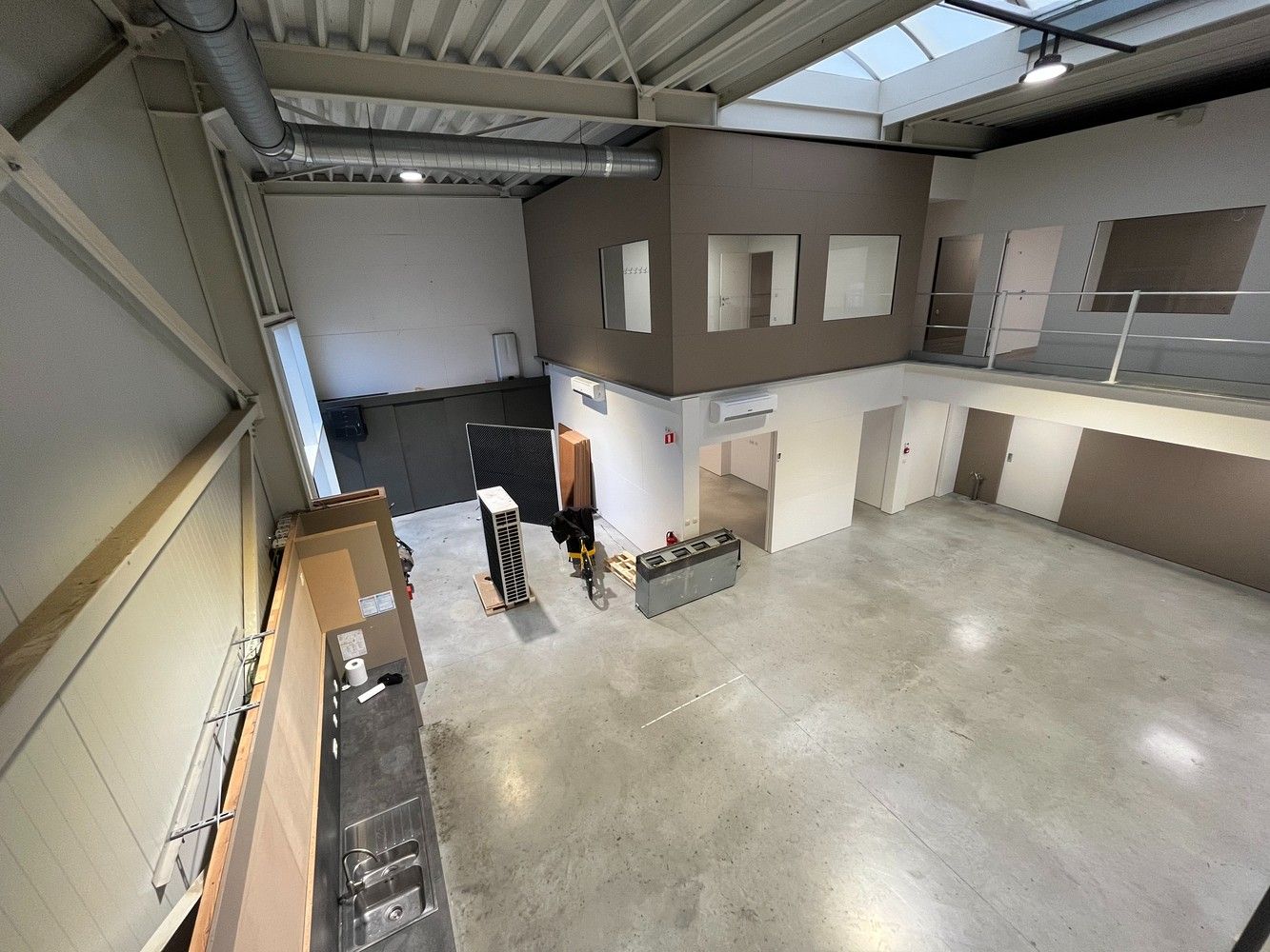 Bedrijfshal met kantoor foto 21