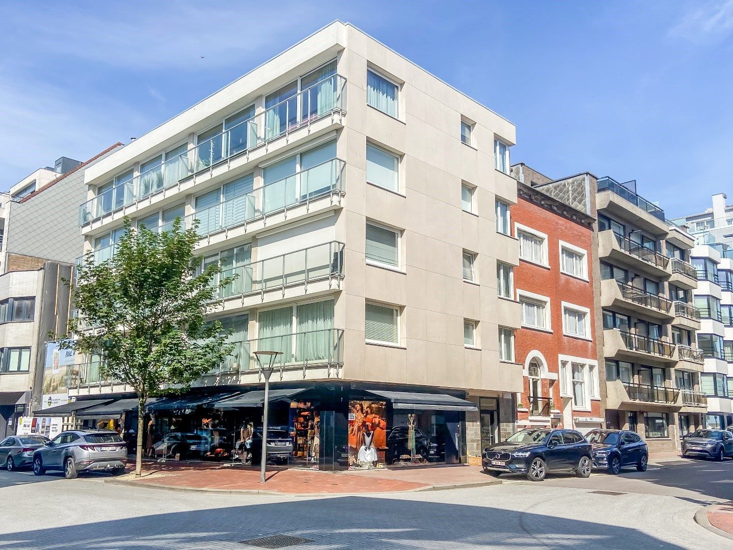 Gerenoveerde studio gelegen op 50m van de zee, pal in het centrum van Knokke  foto 1