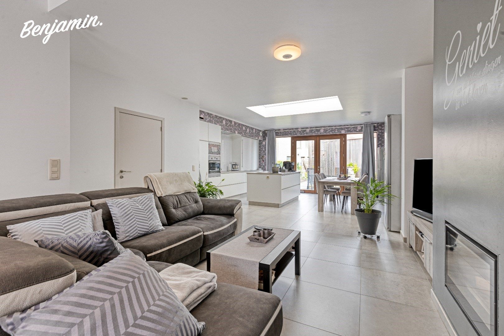 Kwalitatief gerenoveerde rijwoning met tuin, terras en 3 slaapkamers in Menen - gerenoveerd in 2013, EPC label C en 2 badkamers. foto 2