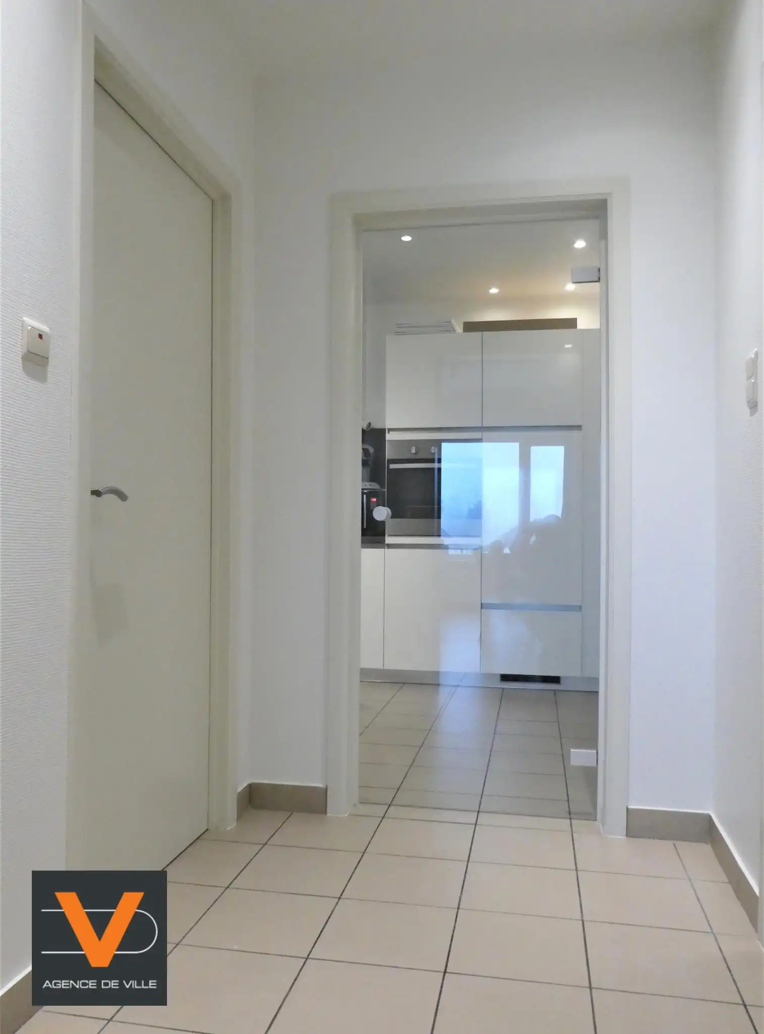 Prachtige koppelwoning met zonnig terras van 16m² en 2 autostaanplaatsen. Veel lichtinval door de grote ramen. foto 12