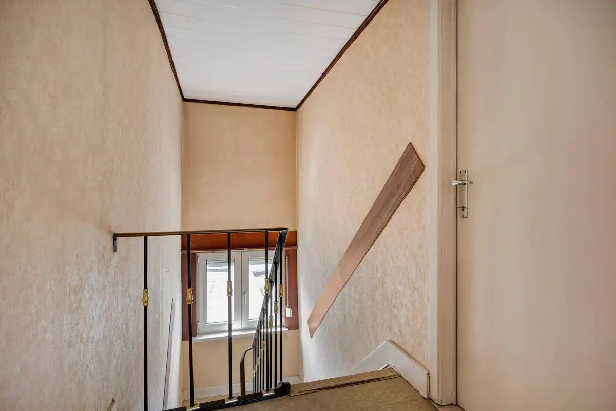 Te renoveren woning met grote garage foto 16