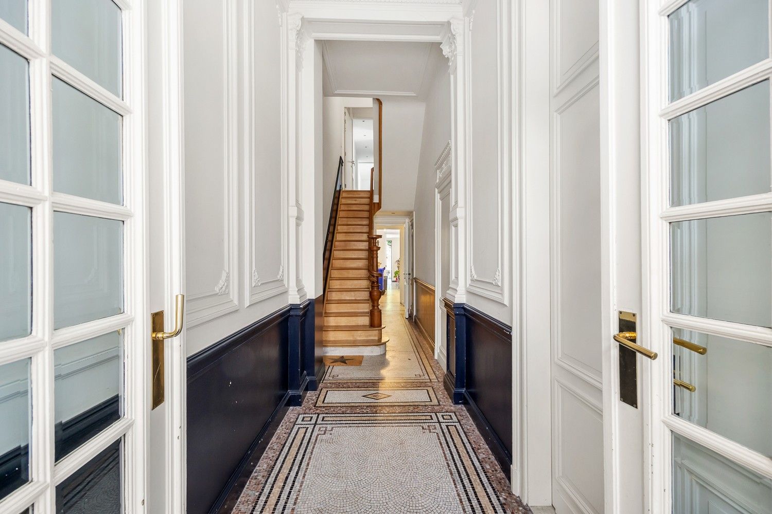 Eclectische herenhuis van ±325m² met mogelijks 5 slaapkamers en een tuin van liefst ±115m² te Zurenborg! foto 5