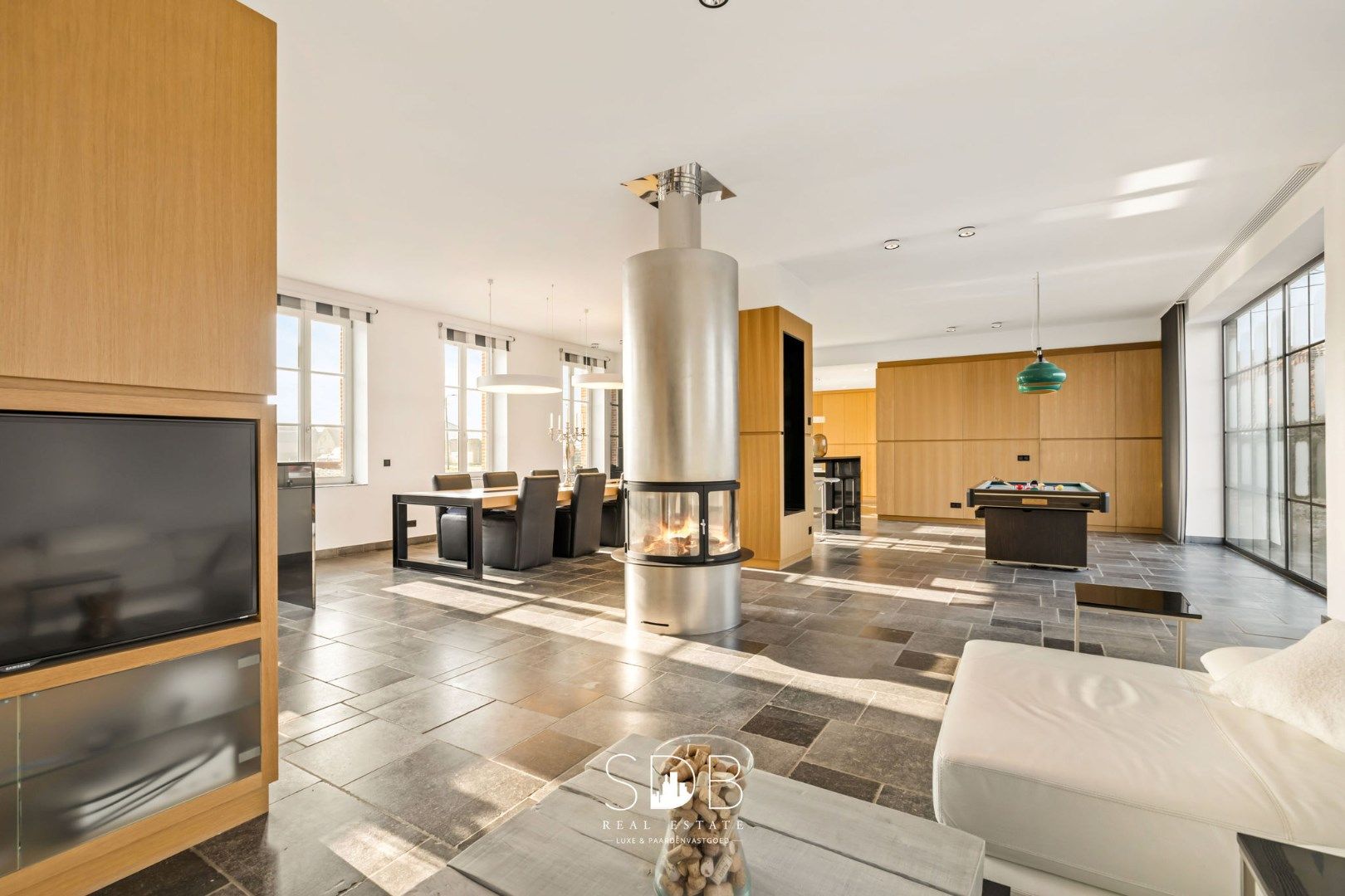 Prachtige villa in hoevestijl met bijgebouwen en graslanden op 89.070m² foto 13