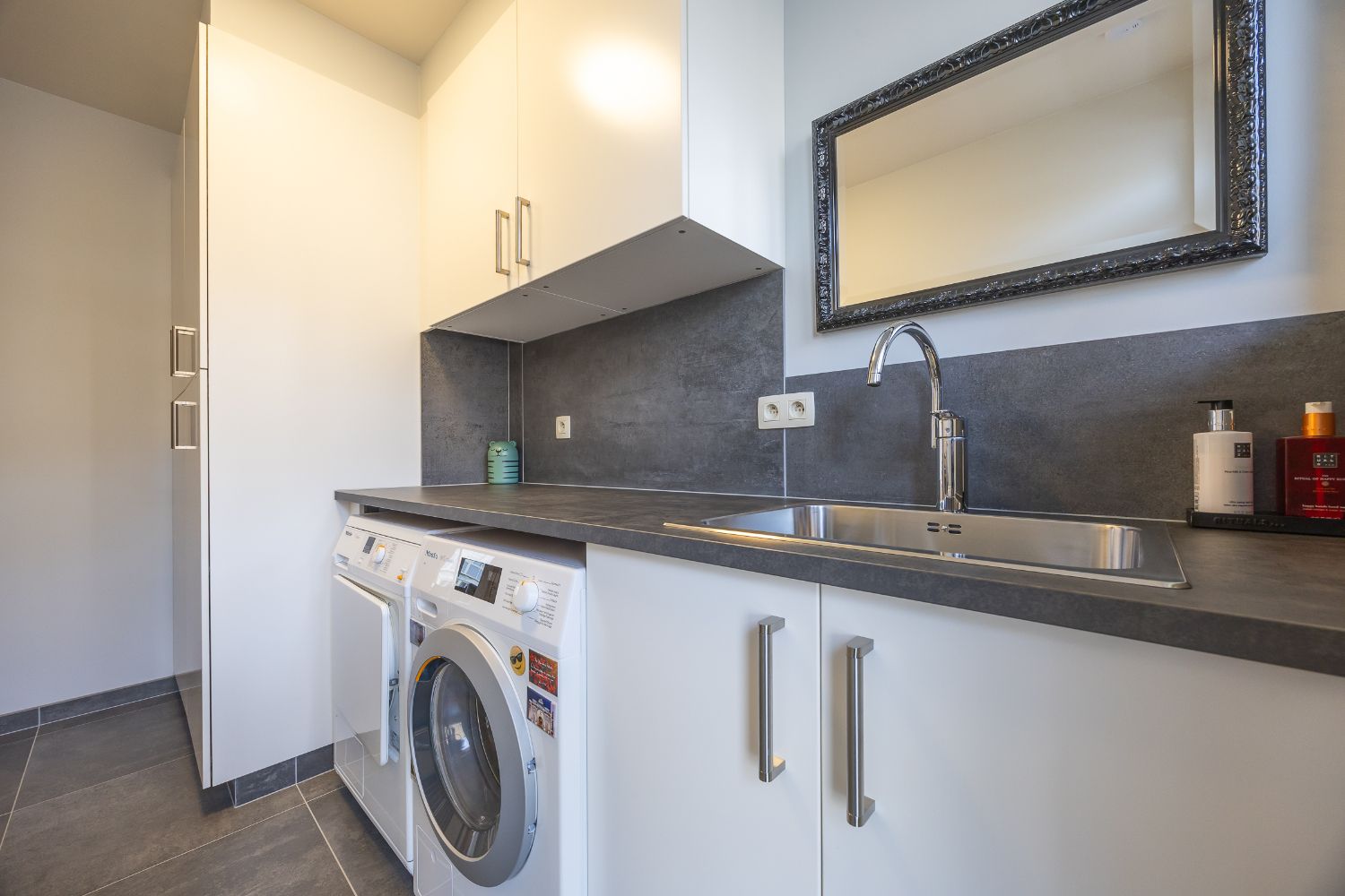 Gerenoveerd 2-slaapkamer appartement met inpandige garage in hartje Oostende foto 17