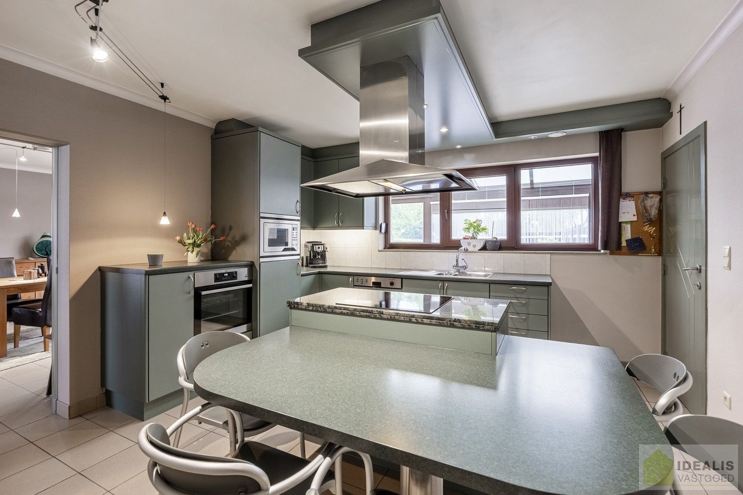 RUIME EN PERFECT ONDERHOUDEN WONING MET 4 SLAAPKAMERS OP KNAP PERCEEL VAN MAAR LIEFST 14A61CA foto 11