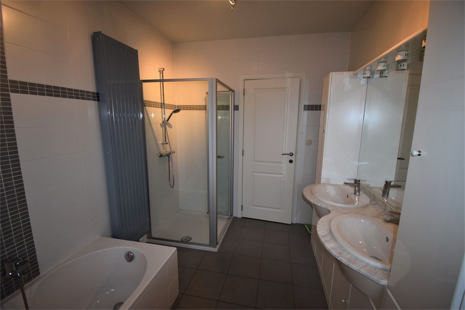 Halfopen bebouwing met drie slaapkamers, garage en tuin foto 12