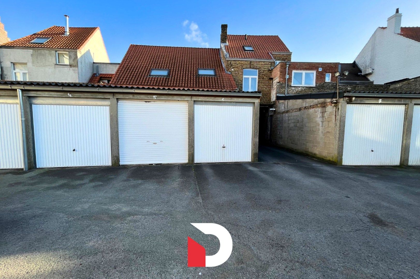 Gesloten garagebox in de Werkhuisstraat te Brugge foto {{pictureIndex}}