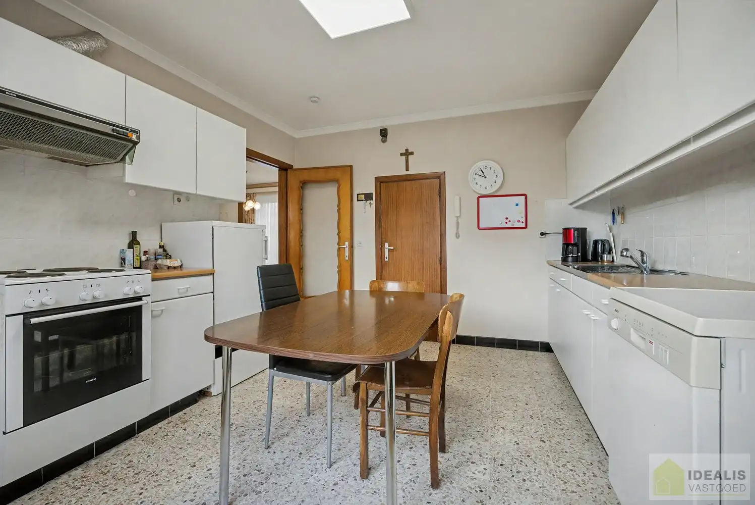 IDEALIS VASTGOED - Nabij het groen gelegen woning met een bewoonbare oppervlakte van + -125m² op een perceel van 7a59ca! Het betreft een zeer centraal gelegen woning t.o.v. grote steden als Leuven, Brussel, Antwerpen en Hasselt die vlot bereikbaar zijn door de nabijheid van de E313 en E314. Uitermate geschikt voor kandidaten op zoek naar een te renoveren woning in de groene omgeving van Linkhout!! foto 9