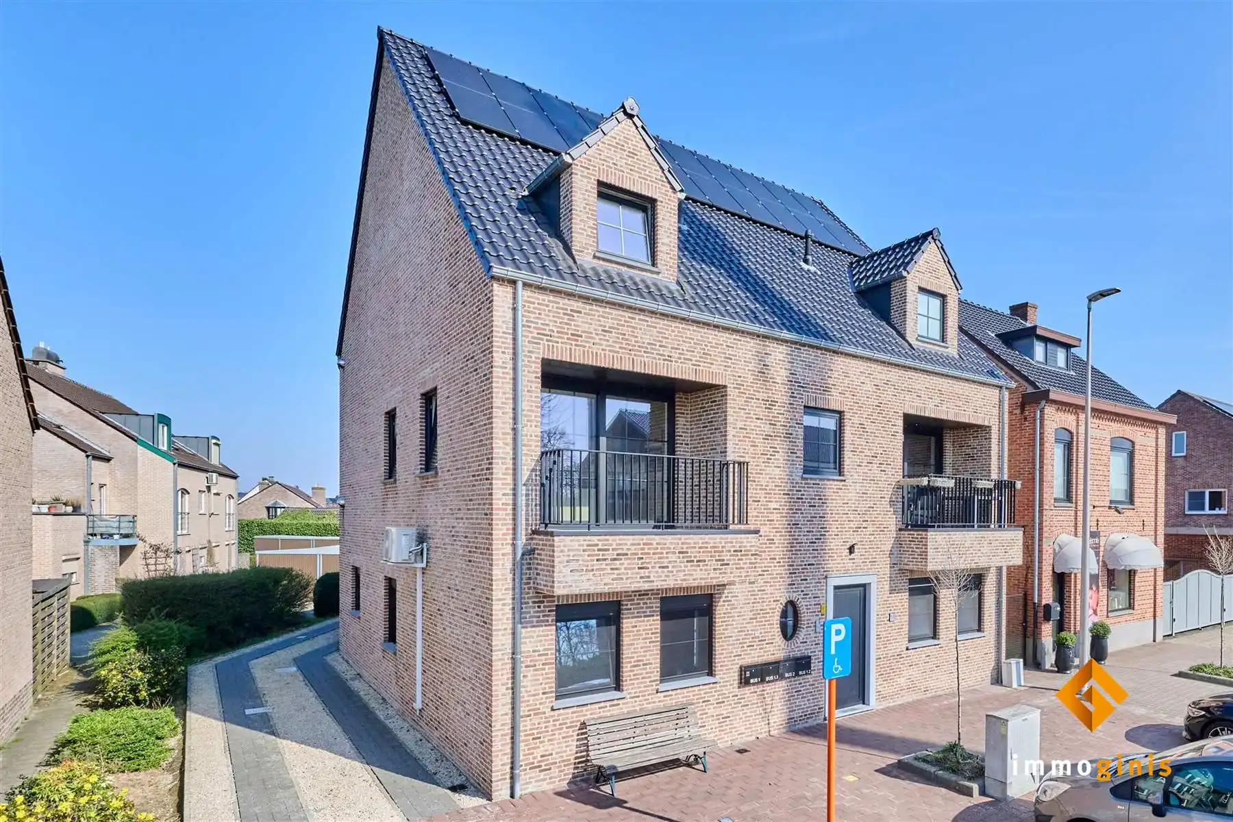 Ruim duplexappartement met 2 slaapkamers, groot terras, kelderberging en carport. foto 17