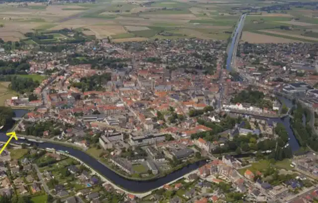 Karaktervolle woning met ruime tuin gelegen langs het water. foto 12