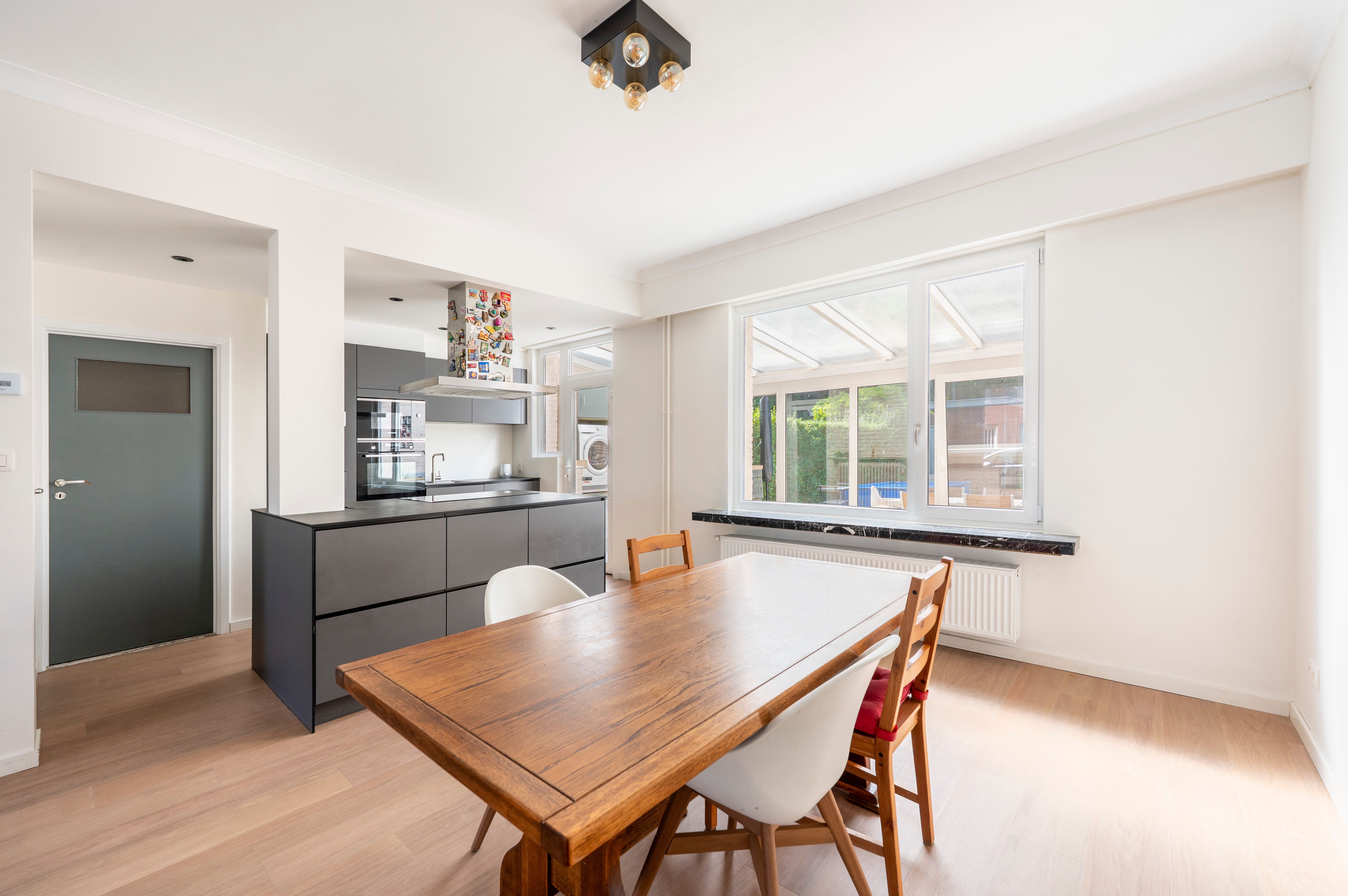 Instapklare gezinswoning met tuin en achteringang op centrale locatie in Ekeren! foto 7